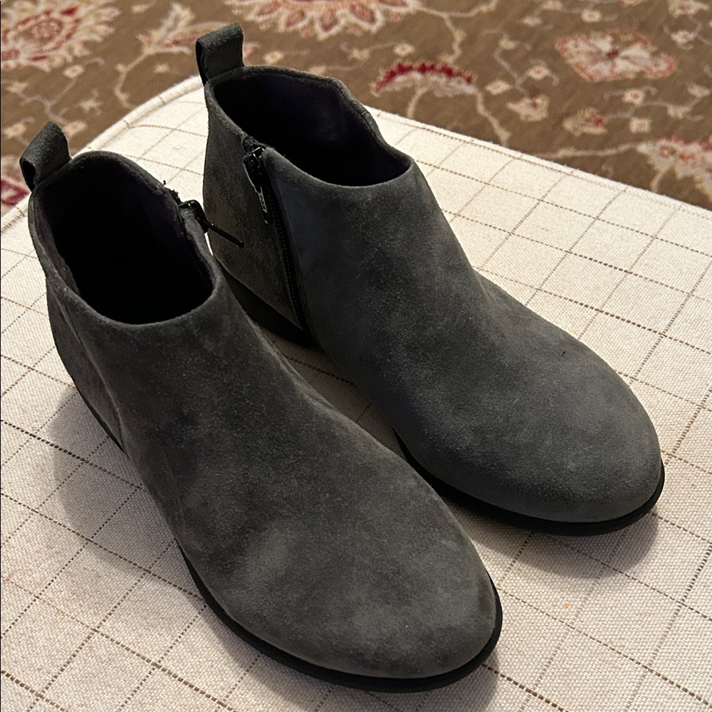 AEROSOLES Women's Gray Suede Ankle Boots with zipper
